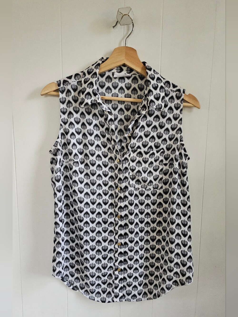 LIZ CLAIBORNE Sleeveless Button-Front Feather Print Blouse